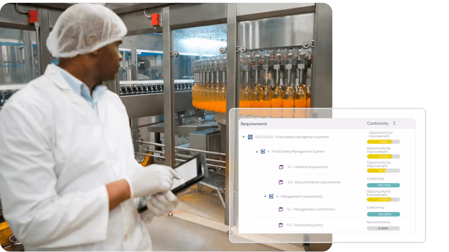 inspecteur de la sécurité alimentaire avec une tablette contrôlant une ligne d’embouteillage automatique de boissons. Le tableau d’audit affiche la conformité ISO 22000 et des opportunités d’amélioration.