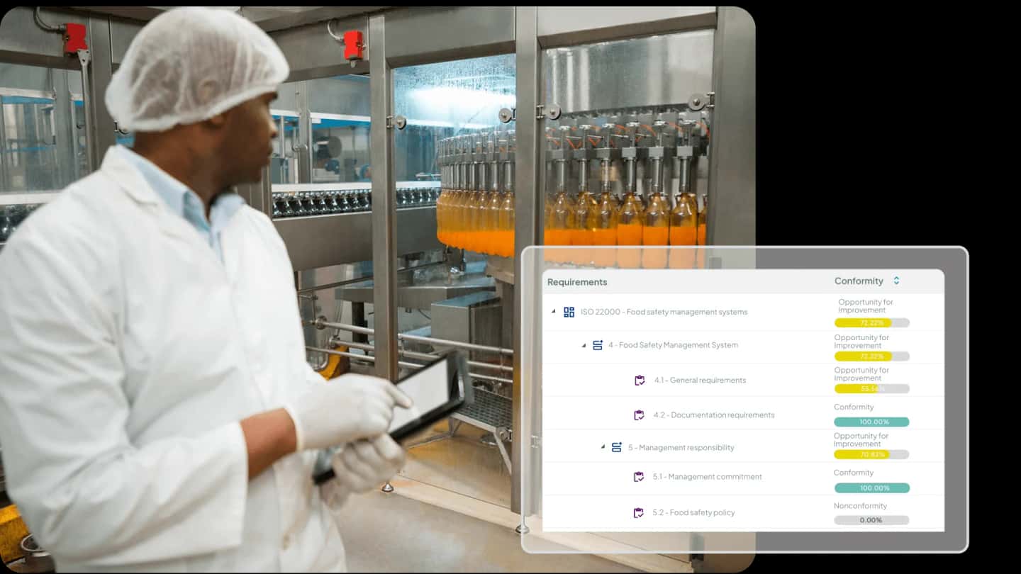 inspetor de segurança alimentar com tablet inspecionando uma linha automatizada de engarrafamento de bebidas. O painel de auditoria exibe conformidade com ISO 22000 e oportunidades de melhoria.
